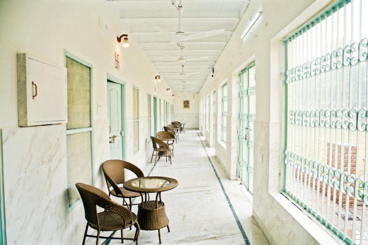 Shree Krishna Bhakti Ashram Hotel วรินดาวัน ภายนอก รูปภาพ