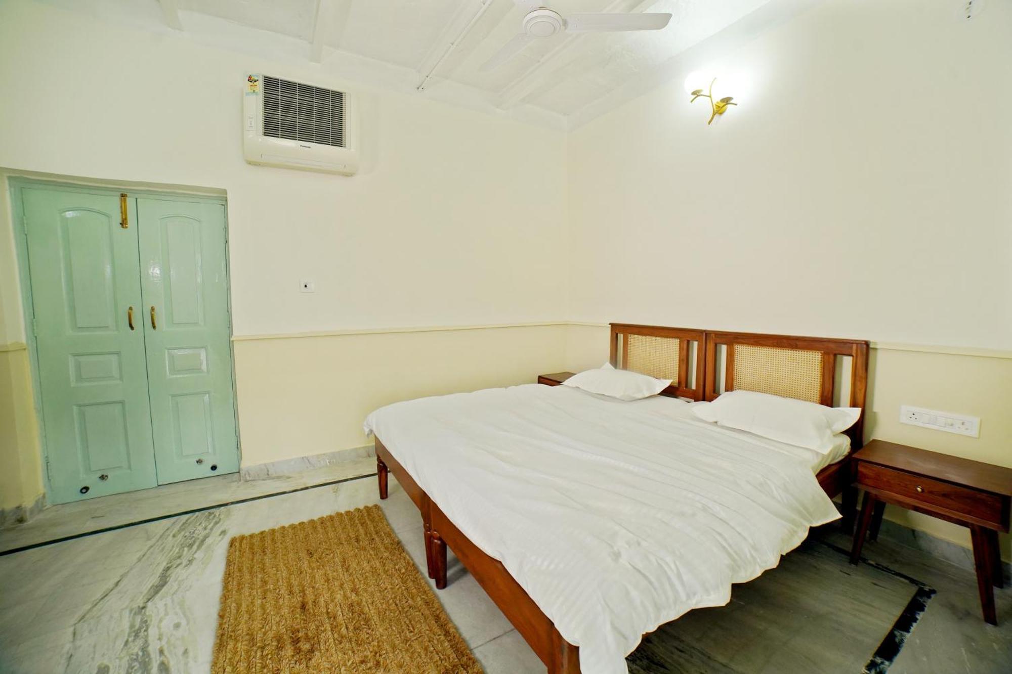 Shree Krishna Bhakti Ashram Hotel วรินดาวัน ภายนอก รูปภาพ
