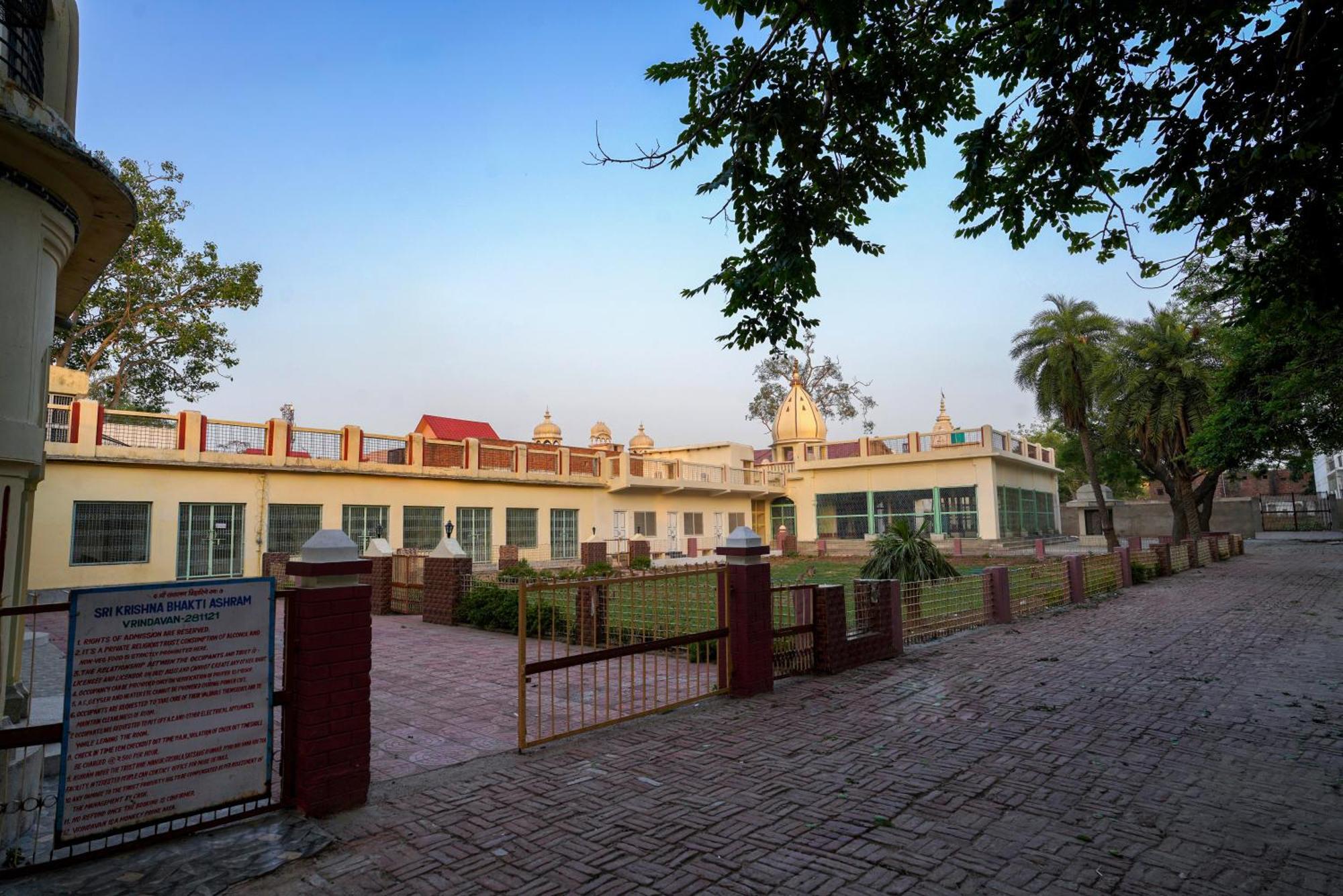 Shree Krishna Bhakti Ashram Hotel วรินดาวัน ภายนอก รูปภาพ